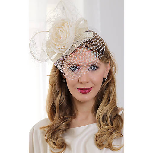 Ozdoby do vlasov - Miranda - fascinátor s francúzskym závojom, hodvábnou ružou a pštrosím perím, slonovinový - 17726424_