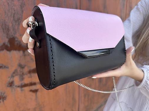 Kožená kabelka so sponou v tvare lichobežníka