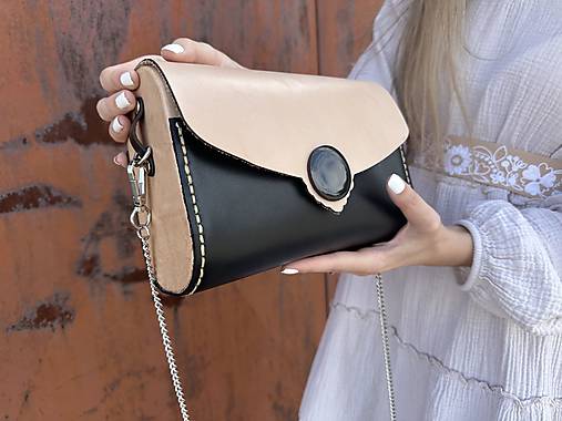 Kožená kabelka so sponou v tvare kruhu