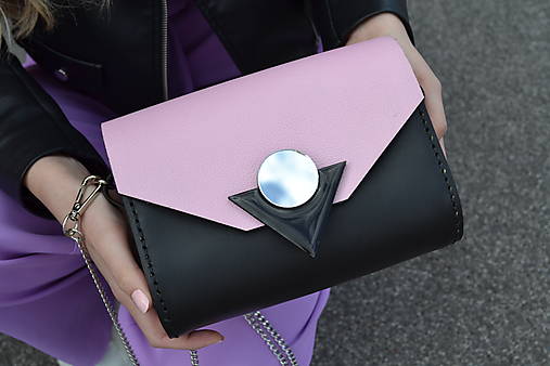 Kožená kabelka so sponou v tvare trojuholníka a kruhu ružovo-čierna