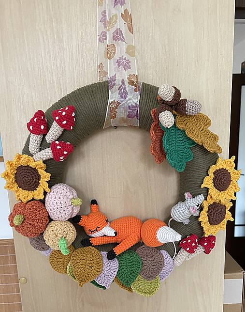 Dekorácie - Jesenný háčkovaný veniec s líškou a myškou - 17726371_