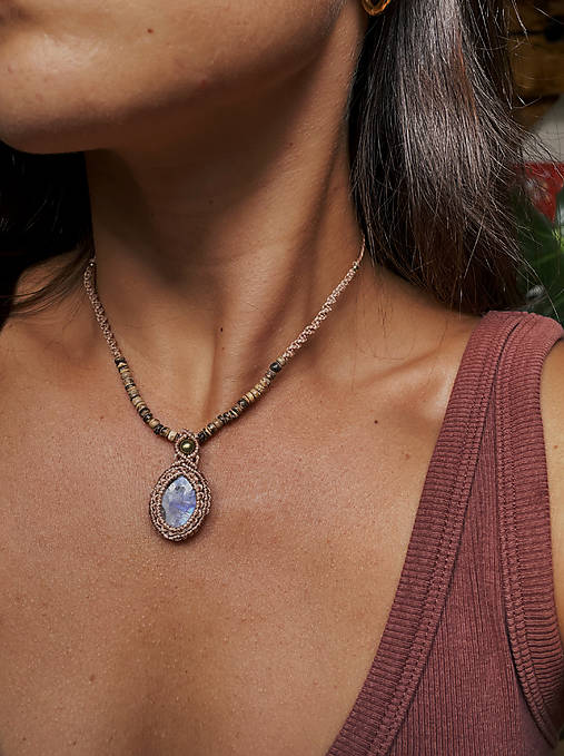 Náhrdelníky - Micro macramé náhrdelník s mesačným kameňom - 17726911_