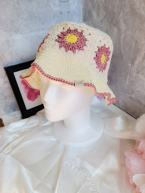 Čiapky, čelenky, klobúky - Háčkovaný granny square klobúk- pastelový sen - 17725672_