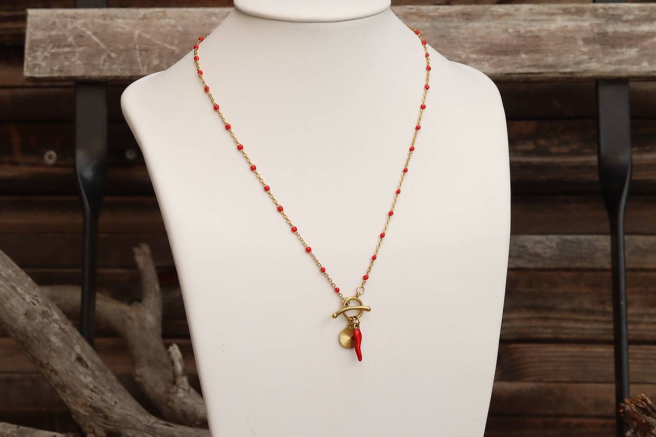 Retiazka s červenými korálkami a príveskami