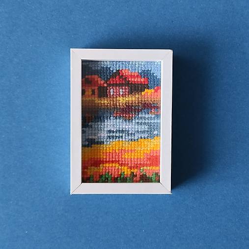 Dekorácie - Miniatúrna výšivka 5 x 7,5 cm v ráme na zavesenie:  Jeseň, čo hreje farbami - 17729616_