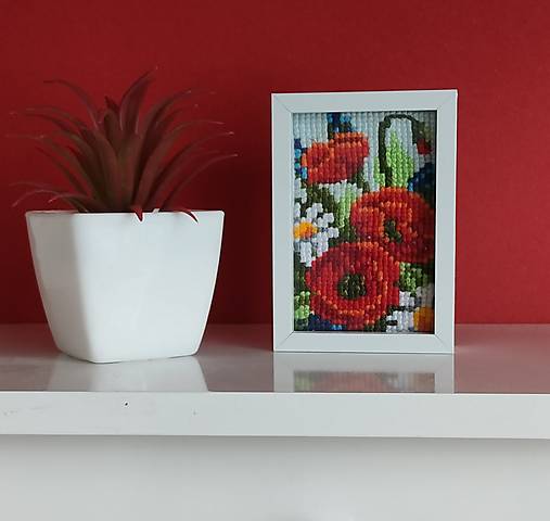 Dekorácie - Miniatúrna výšivka 5 x 7,5 cm v ráme na zavesenie:  Maky - 17729806_
