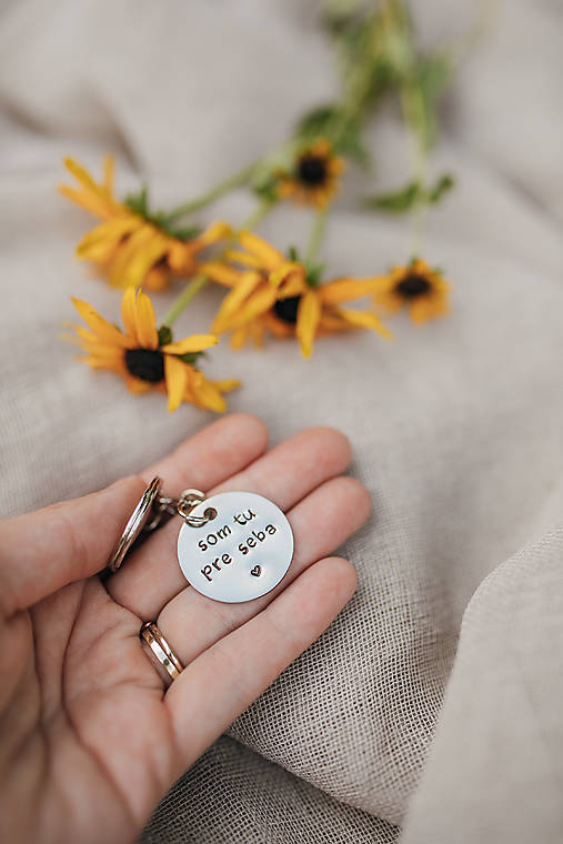 Kľúčenky - Prívesok na kľúče -som tu pre seba - 17731721_