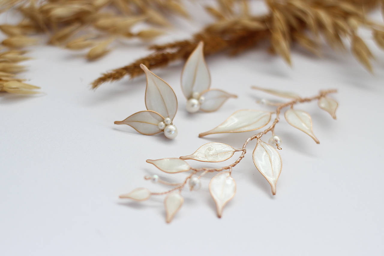 Svadobná aplikácia do vlasov s riečnymi perlami (Zlatá ozdoba do vlasov + náušnice)