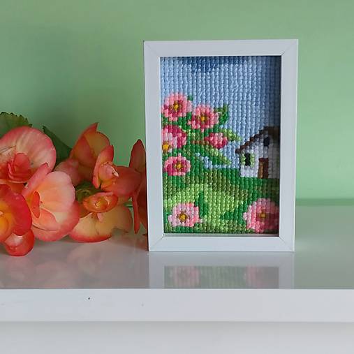 Dekorácie - Miniatúrna výšivka 5 x 7,5 cm v ráme na zavesenie:  Jar, ktorá nikdy neodkvitne - 17733003_