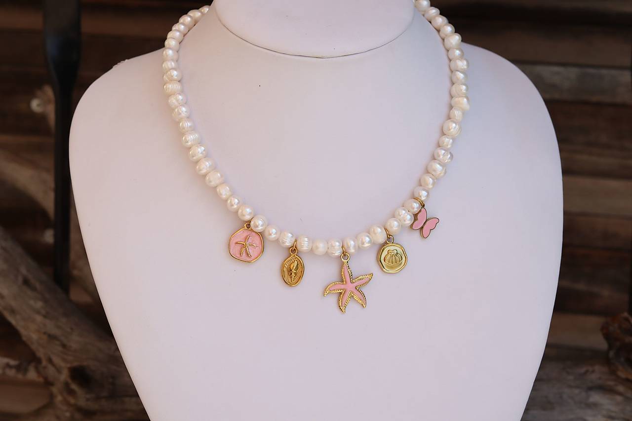 Perlový náhrdelník s príveskami