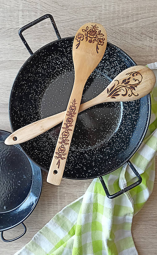 Príbory, varešky, pomôcky - Ručne vypaľovaná drevená vareška s motívom - 17734045_