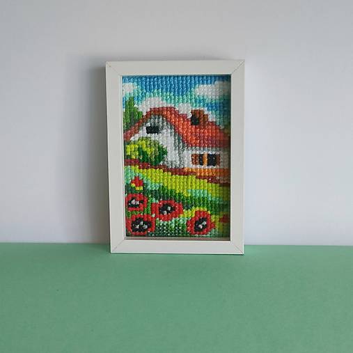 Dekorácie - Miniatúrna výšivka 5 x 7,5 cm v ráme na zavesenie:  Domček uprostred zelene a kvetov - 17737083_