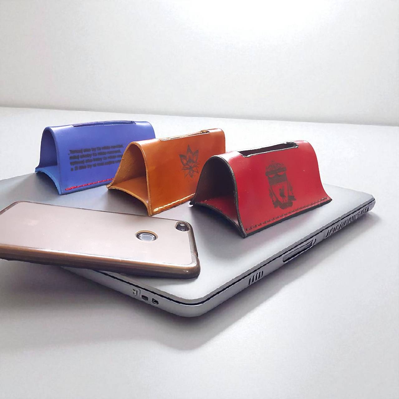 Kožený stojan na mobil