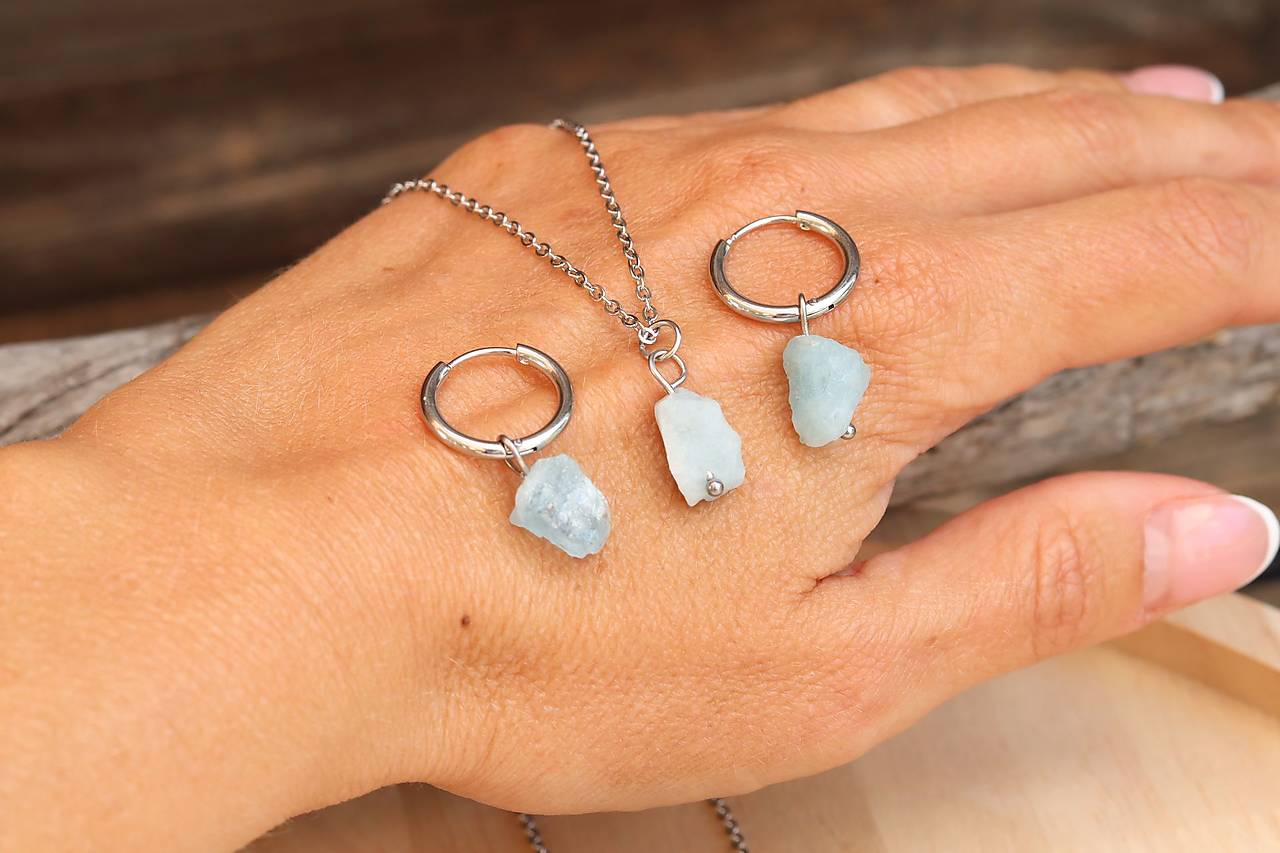 Náušnice kruhy surový akvamarín