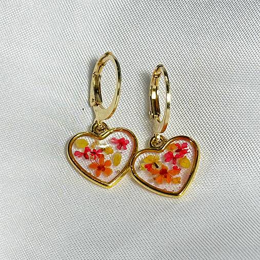 Náušnice - Jemné náušnice zo živice so skutočnými kvetmi  (Zlatá) - 17738120_