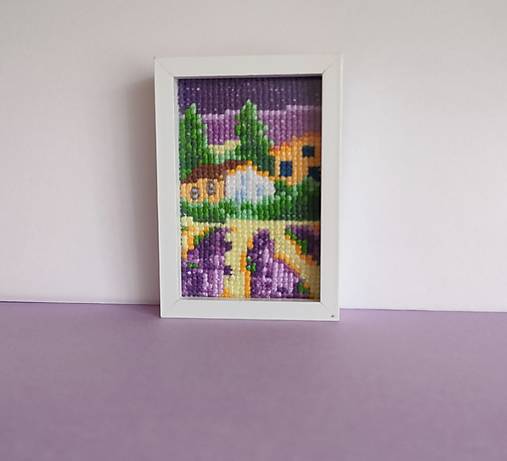Dekorácie - Miniatúrna výšivka 5 x 7,5 cm v ráme na zavesenie:  Levandulová, ach jó, levandulová - 17738509_