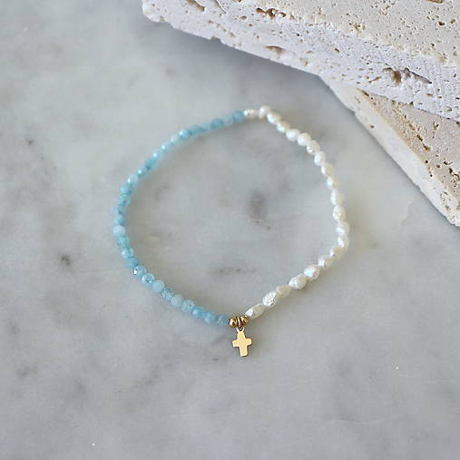 Náramky - Náramok z perál a akvamarínu s krížikom (gold filled) - 17740081_