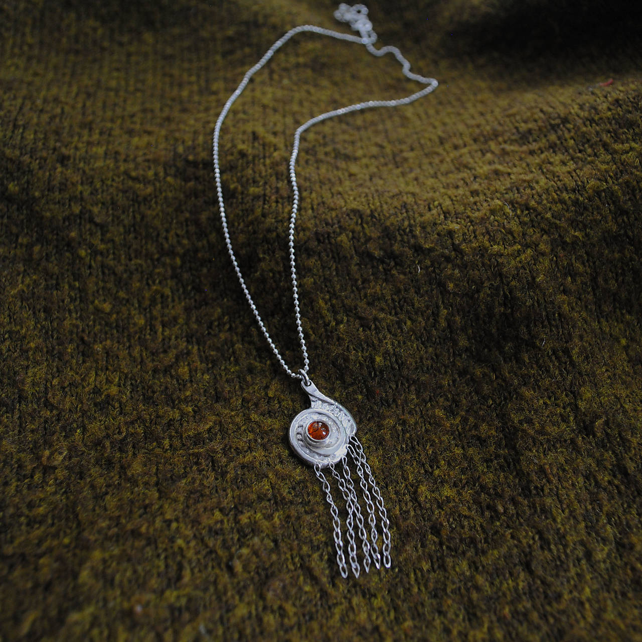 Prívesok Špirála s jantárom, odlievaný do sépiovej kosti