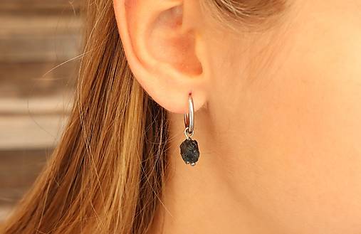 Náušnice kruhy surový minerál