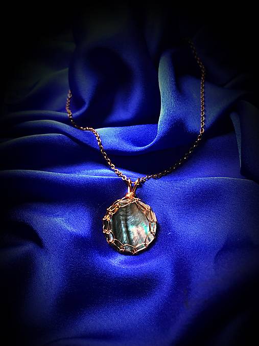 Náhrdelníky - náhrdelník v medi s perleťou - 17746279_