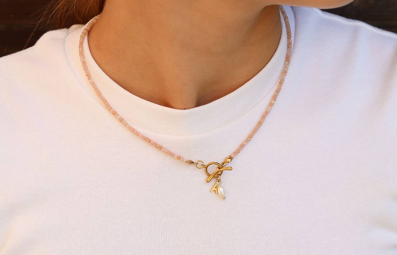 Náhrdelník slnečný kameň s perlou a iniciálou