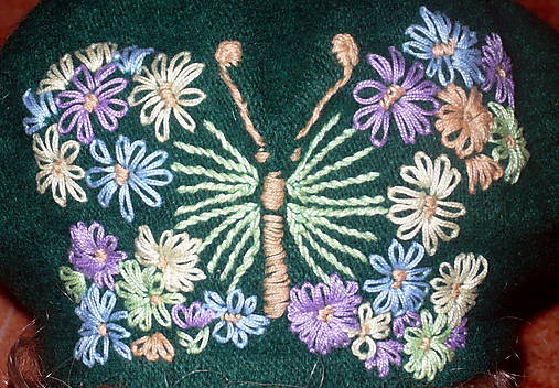 Detské čiapky - Baretka s výšivkou motýľa - 17743903_