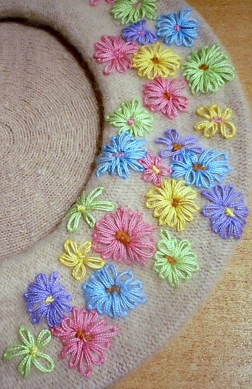 Detské čiapky - Baretka doplnená pastelovou výšivkou - 17743915_