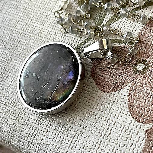 Labradorite & Steel Pendant / Prívesok s labradoritom - oceľ, E003