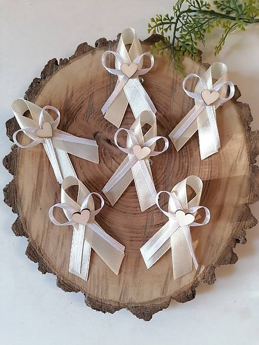 Svadobné pierka - 192. Pierka so stuhou 12 mm a dreveným srdiečkom (Pierka pre hostí _male bez graviru) - 17746953_