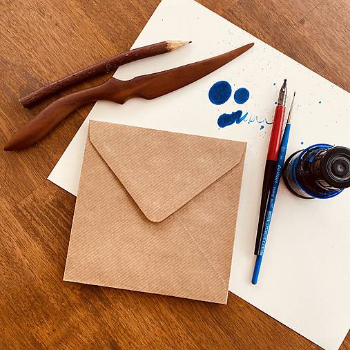 Papier - Kraftová alebo biela obálka ŠTVOREC – na handmade pozvánky (Hnedá štrukturovaná) - 17750068_