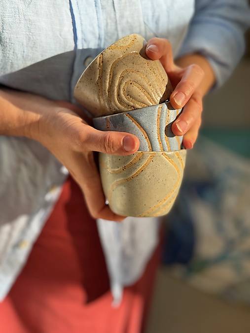 Nádoby - Kolekcia Krivky / Šálka nezábudka - 17751563_