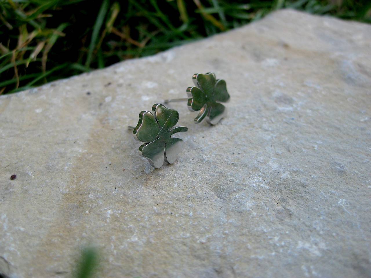 Napichovacie náušnice štvorlístok - nerez, 1 pár ( farba platina) (farba platina)