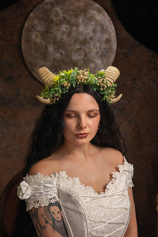 Korunka s rohmi "magické stvorenia" - zelenokrémová