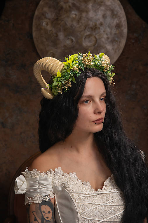 Korunka s rohmi "magické stvorenia" - zelenokrémová
