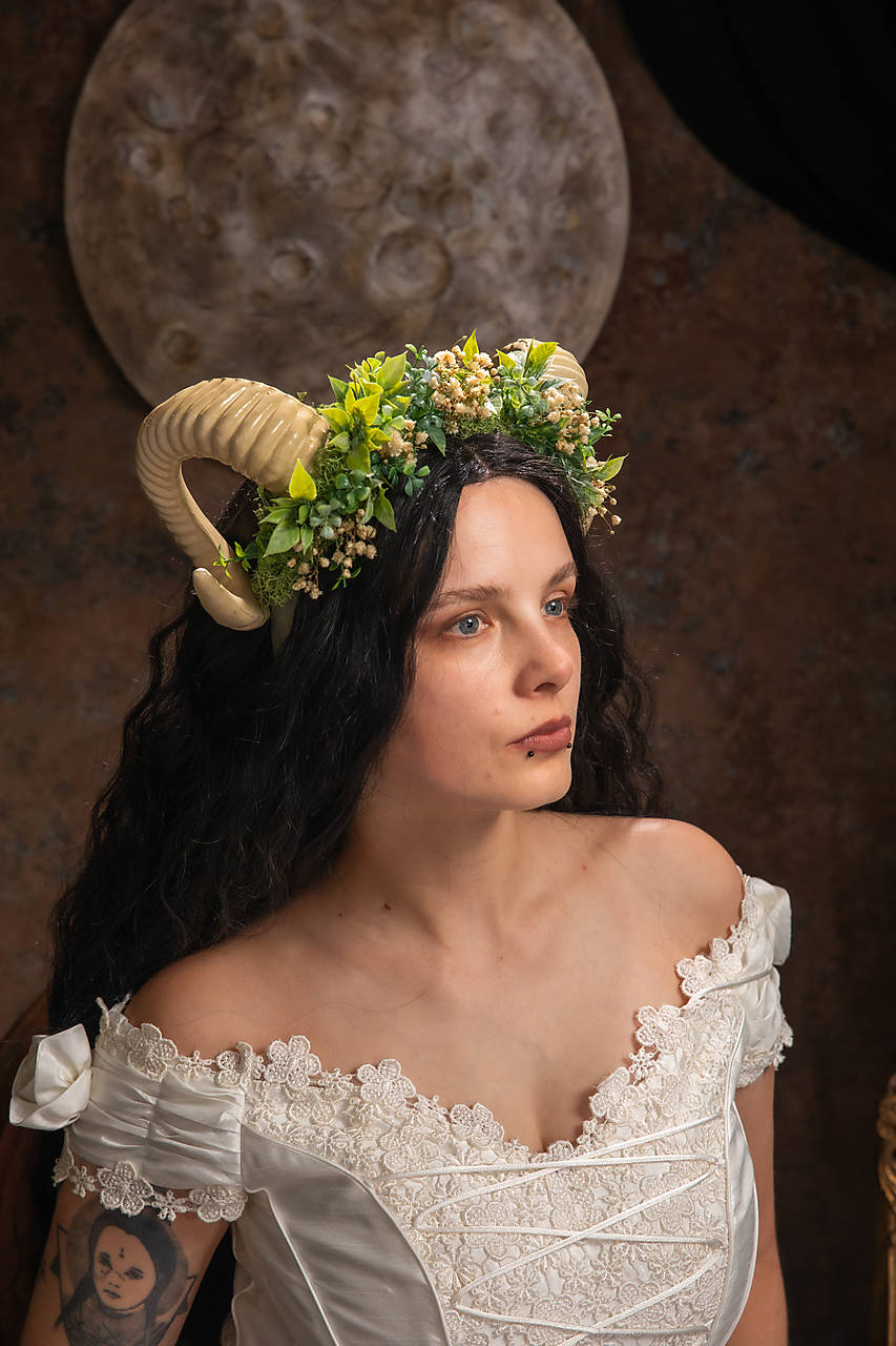 Korunka s rohmi "magické stvorenia" - zelenokrémová