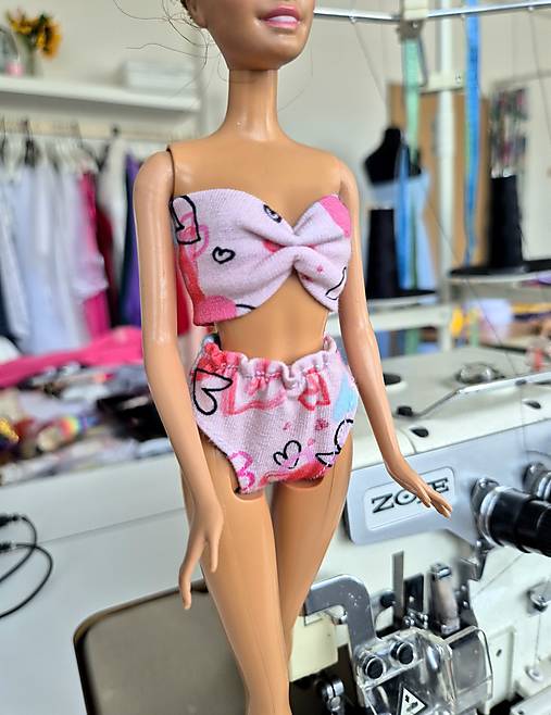 Srdiečkové plavky pre Barbie