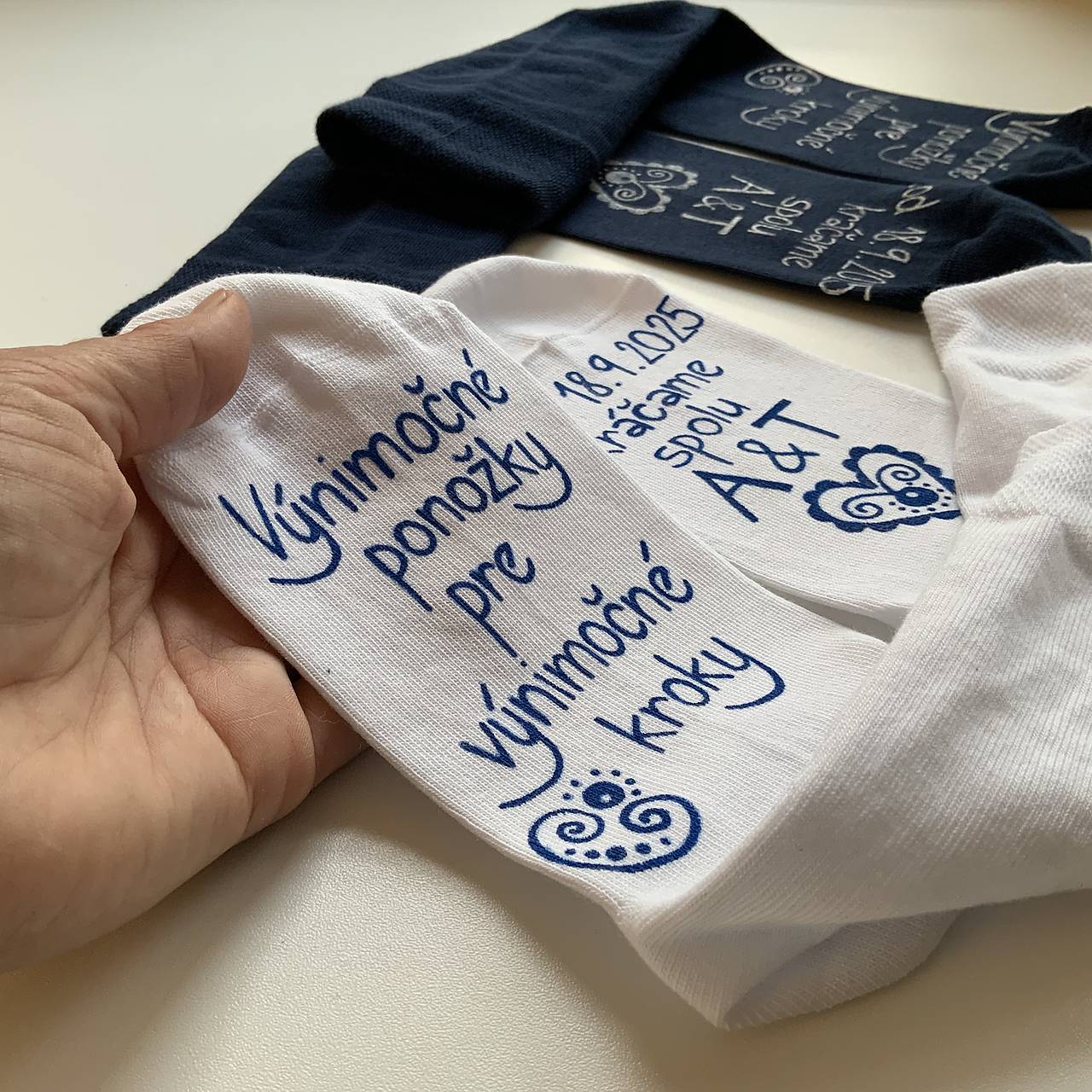 Darčeková sada maľovaných ponožiek pre novomanželov s nápisom "Výnimočné ponožky pre výnimočné kroky/ Od … kráčame spolu (Biele + tmavomodré s iniciálami)