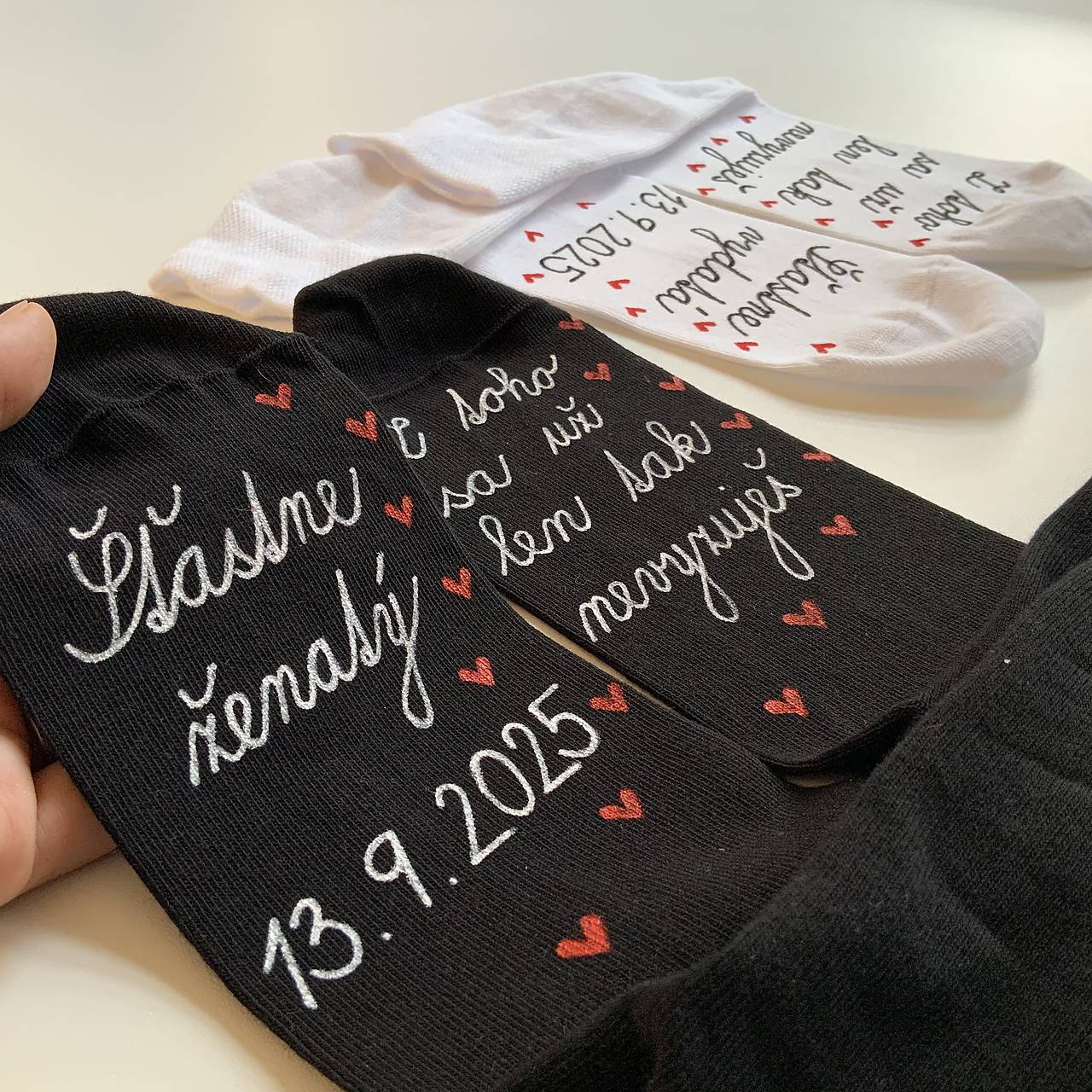 Maľované ponožky k výročiu/svadbe “z toho už nevyzuješ / (pre manželov s nápismi “z toho už len tak nevyzuješ + dátum (biele + čierne))