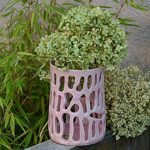 Dekorácie - Váza keramická, děrovaná, růžová - 17752246_