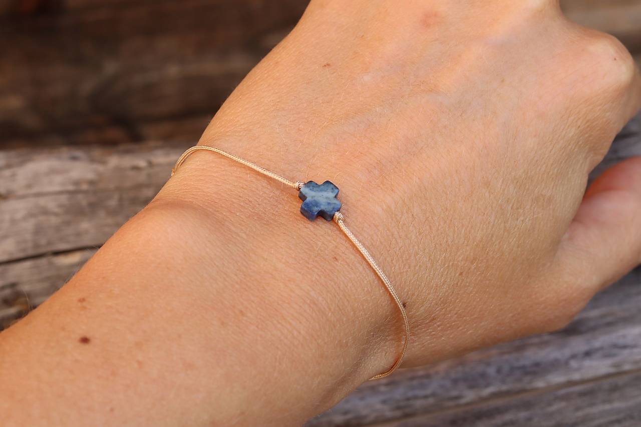 Šnúrkový náramok - krížik