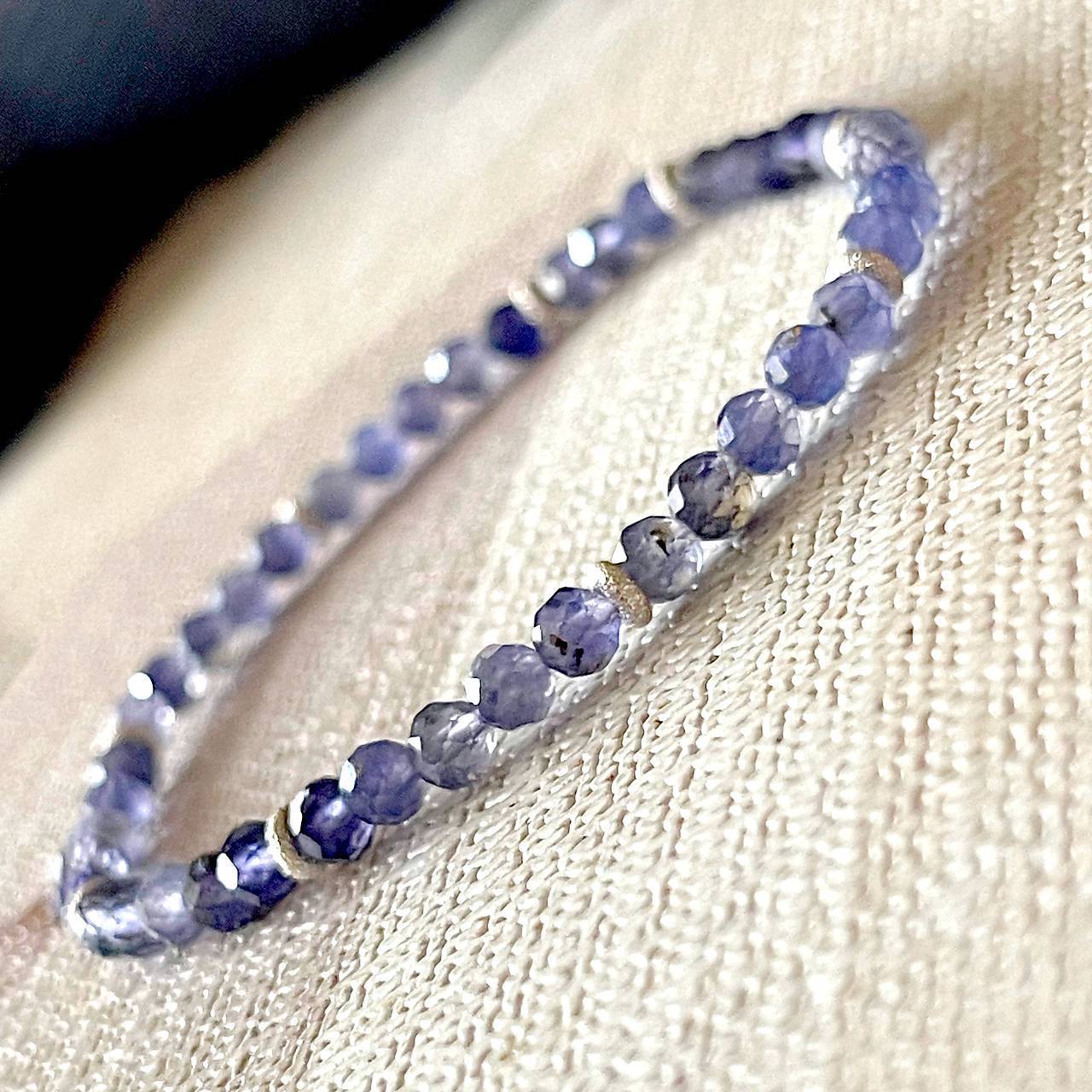 Elastic Iolite Bracelet AG925 / Elastický náramok iolit, striebro E003