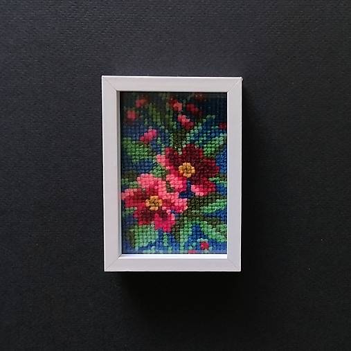 Dekorácie - Miniatúrna výšivka 5 x 7,5 cm v ráme na zavesenie: Ruža šípová - 17754636_