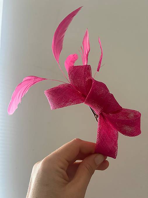 Ozdoby do vlasov - Elegantný fascinátor v tvare mašle s pierkami vo fuksiovej ružovej  - 17754908_