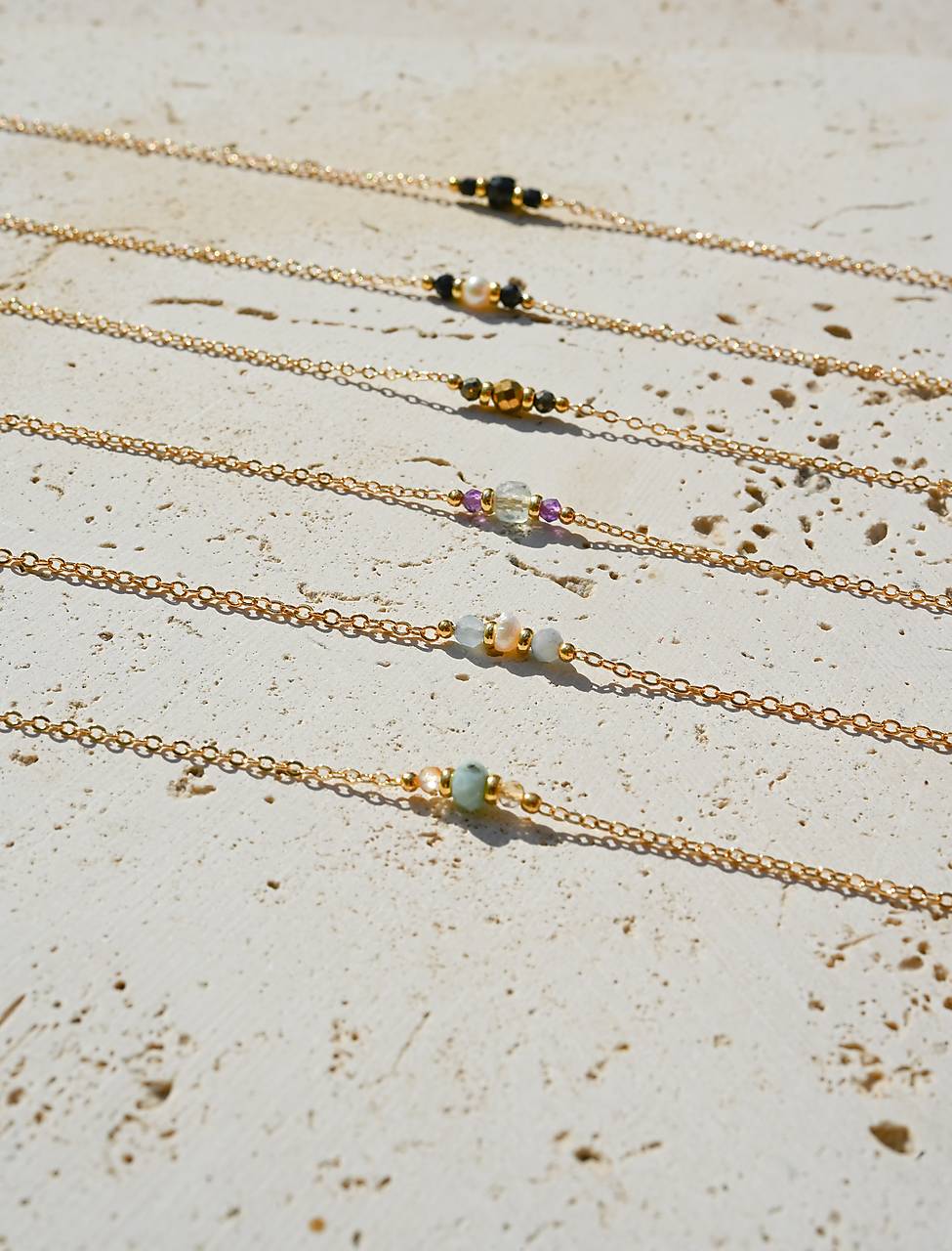 Retiazkový náramok s minerálmi (variácie)