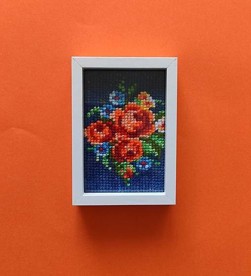Dekorácie - Miniatúrna výšivka 5 x 7,5 cm v ráme na zavesenie:  Ružičky - 17758134_
