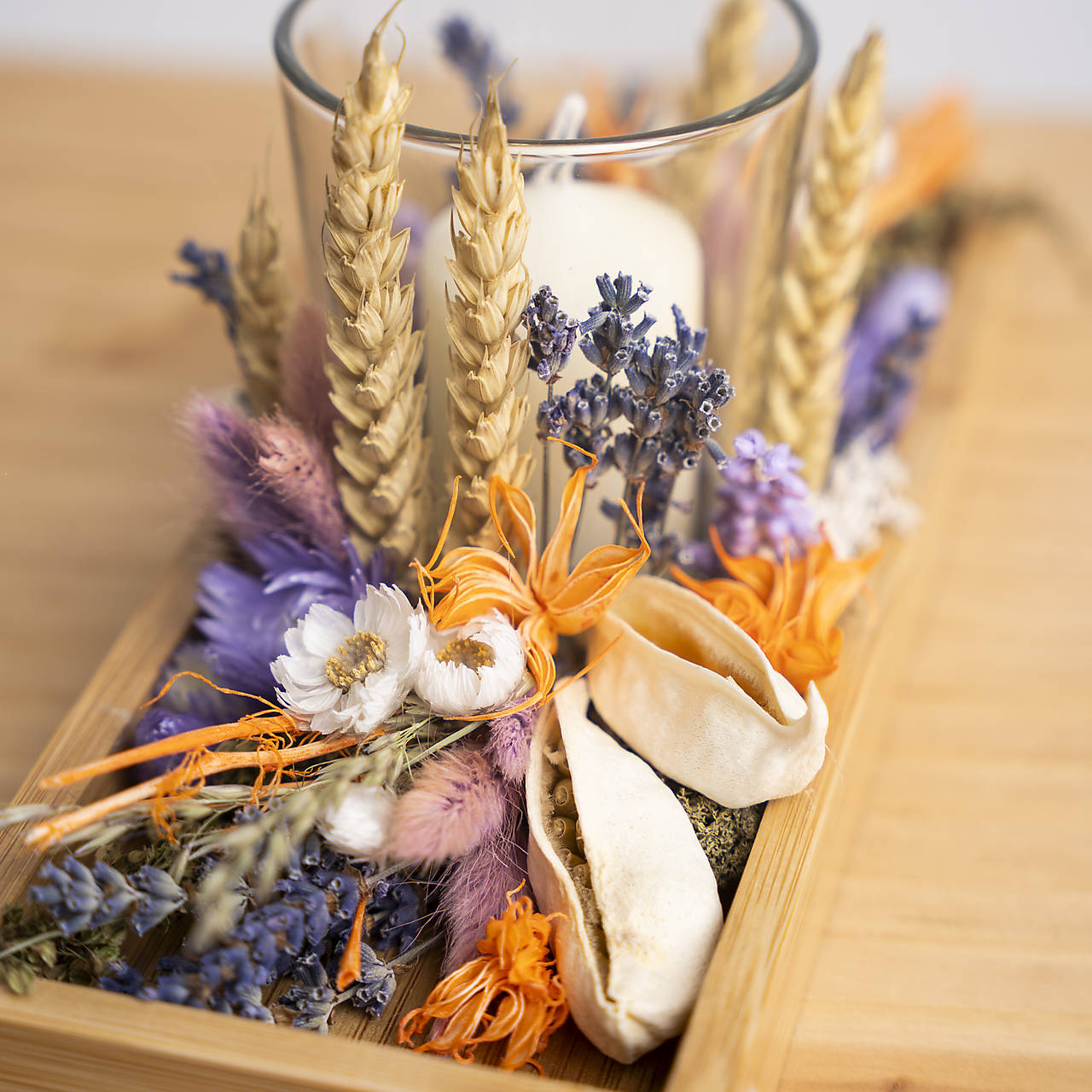 Svietnik zo sušených kvetov podlhovastý na drevenej tácke (Fialová)