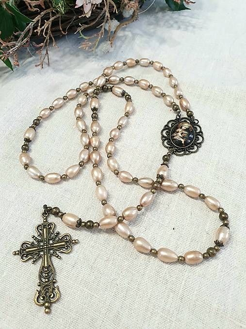 Náhrdelníky - Dlhý ruženec z riečnych perál v šampaň farbe - 17758615_