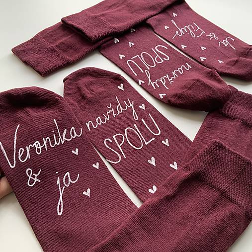 Darčeková sada maľovaných bordovych ponožiek pre novomanželov / k výročiu svadby