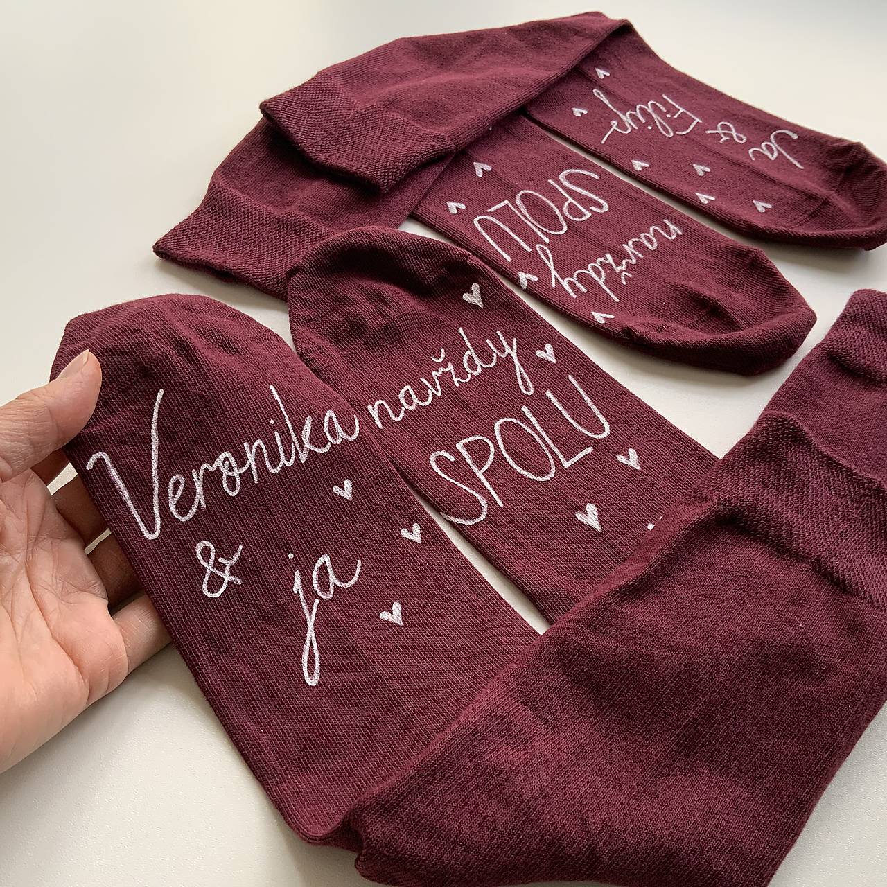 Darčeková sada maľovaných bordovych ponožiek pre novomanželov / k výročiu svadby