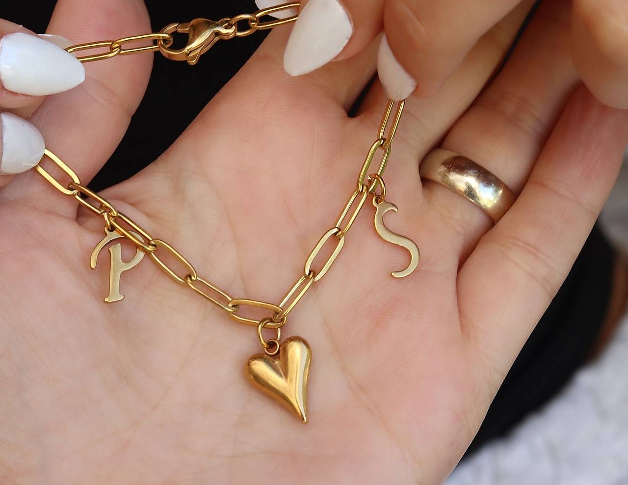 Retiazkový náramok s príveskami